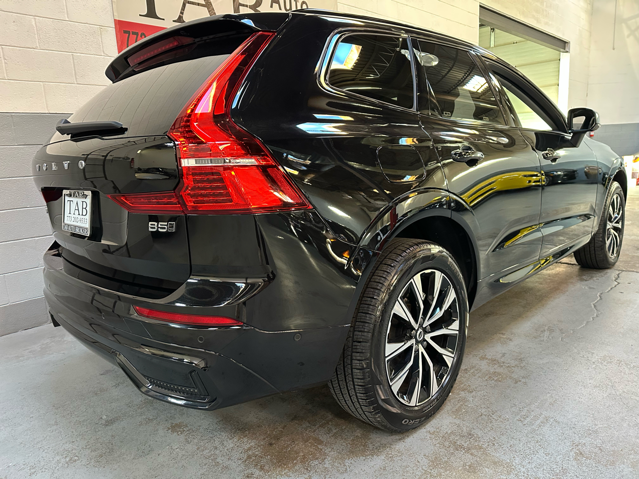 Volvo XC60 B5 AWD Plus Dark Theme 2025