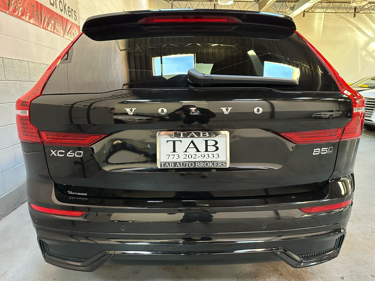 Volvo XC60 B5 AWD Plus Dark Theme 2025