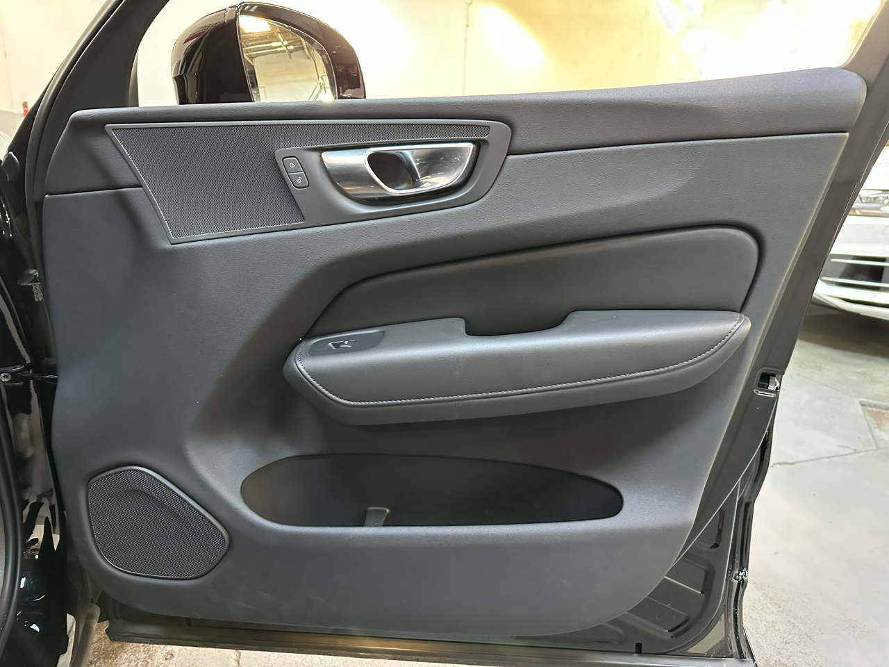 Volvo XC60 B5 AWD Plus Dark Theme 2025