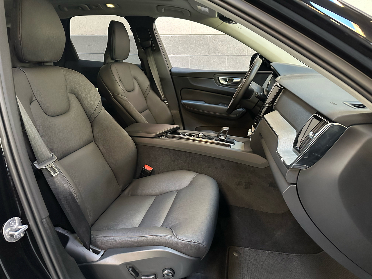 Volvo XC60 B5 AWD Plus Dark Theme 2025