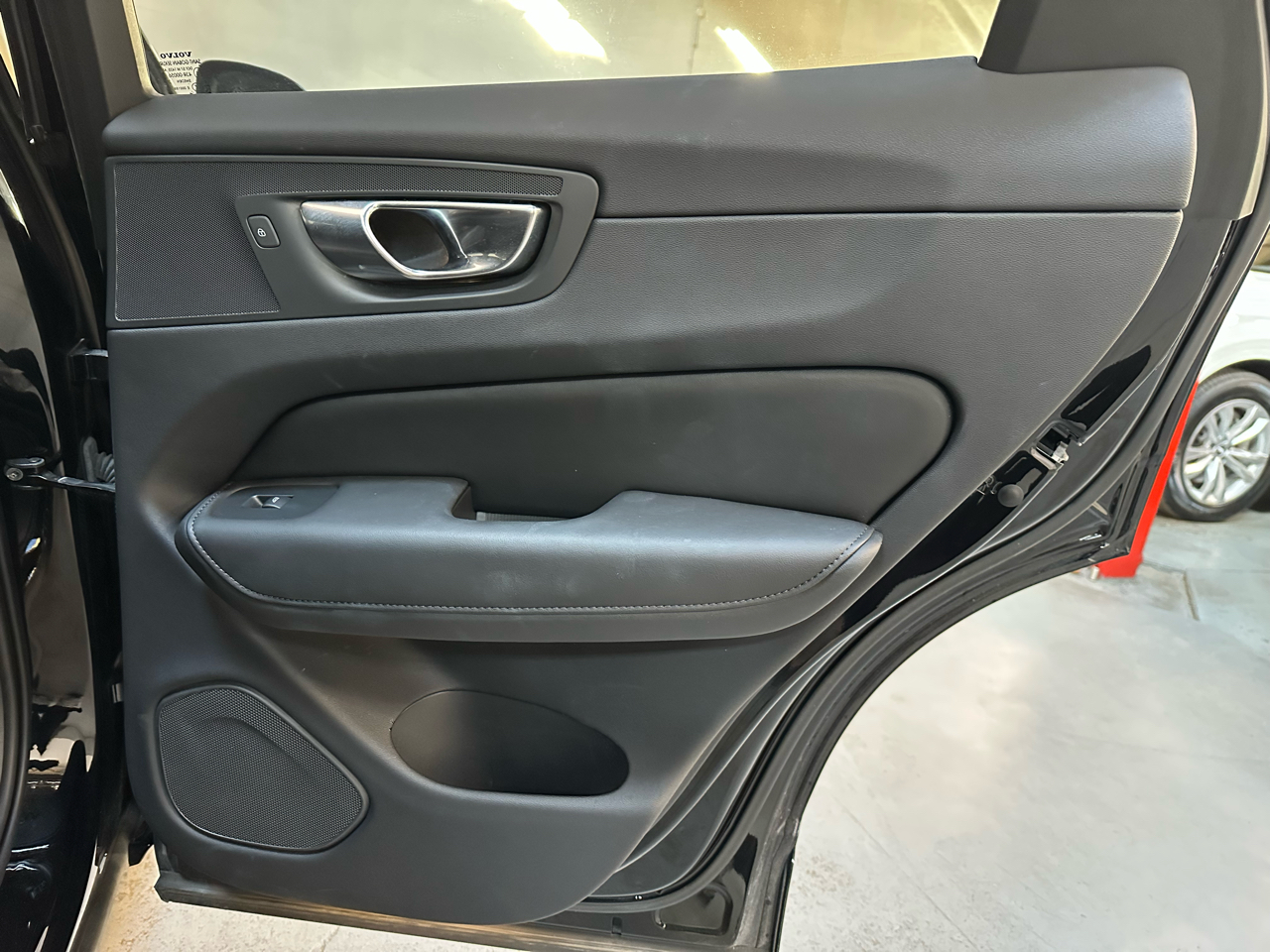 Volvo XC60 B5 AWD Plus Dark Theme 2025