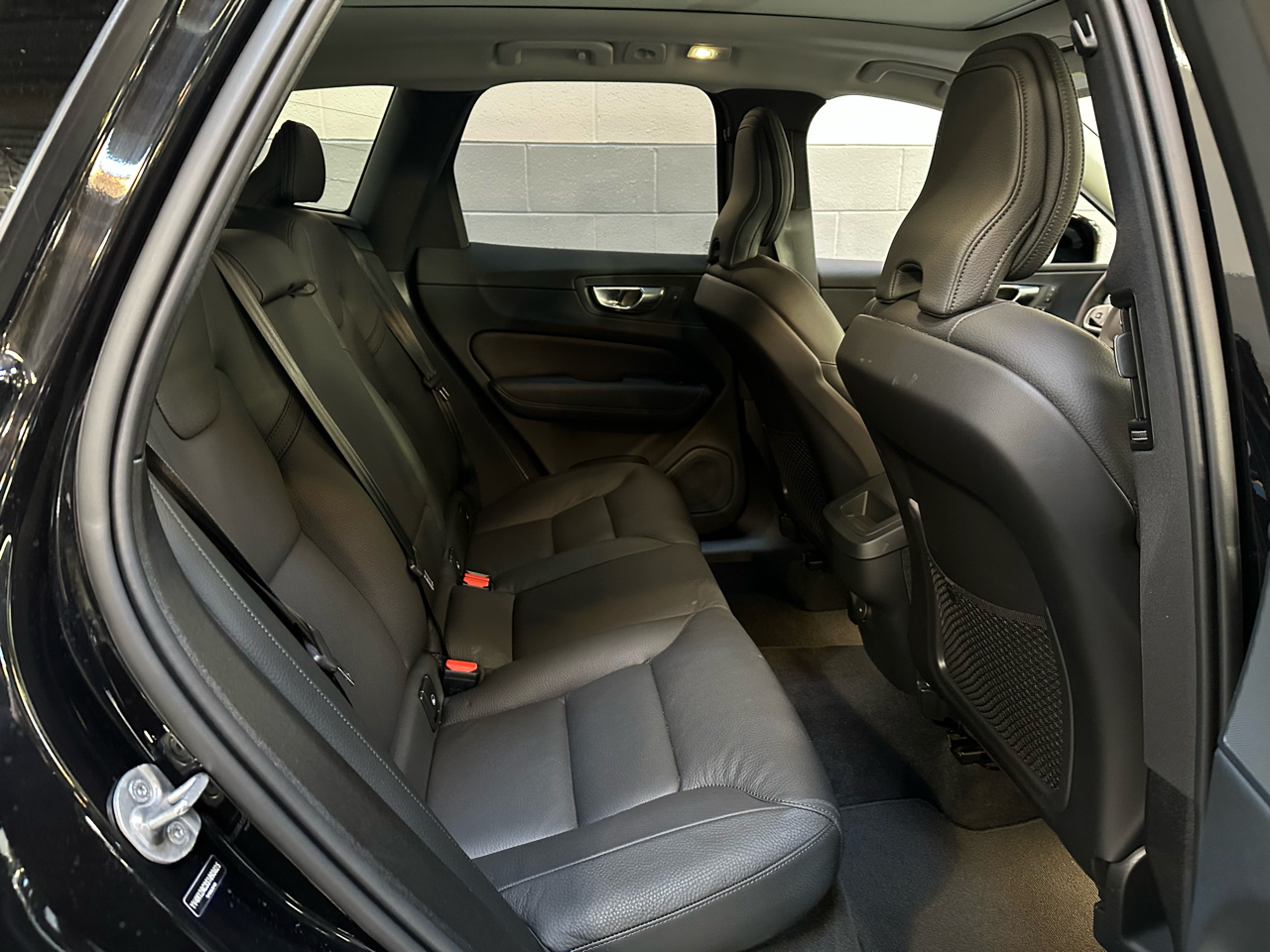 Volvo XC60 B5 AWD Plus Dark Theme 2025