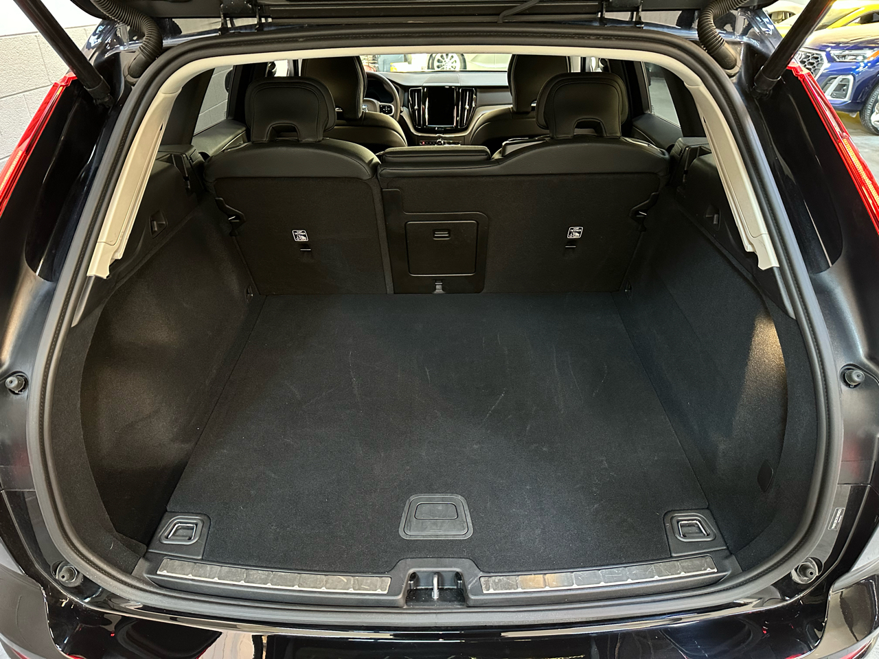 Volvo XC60 B5 AWD Plus Dark Theme 2025