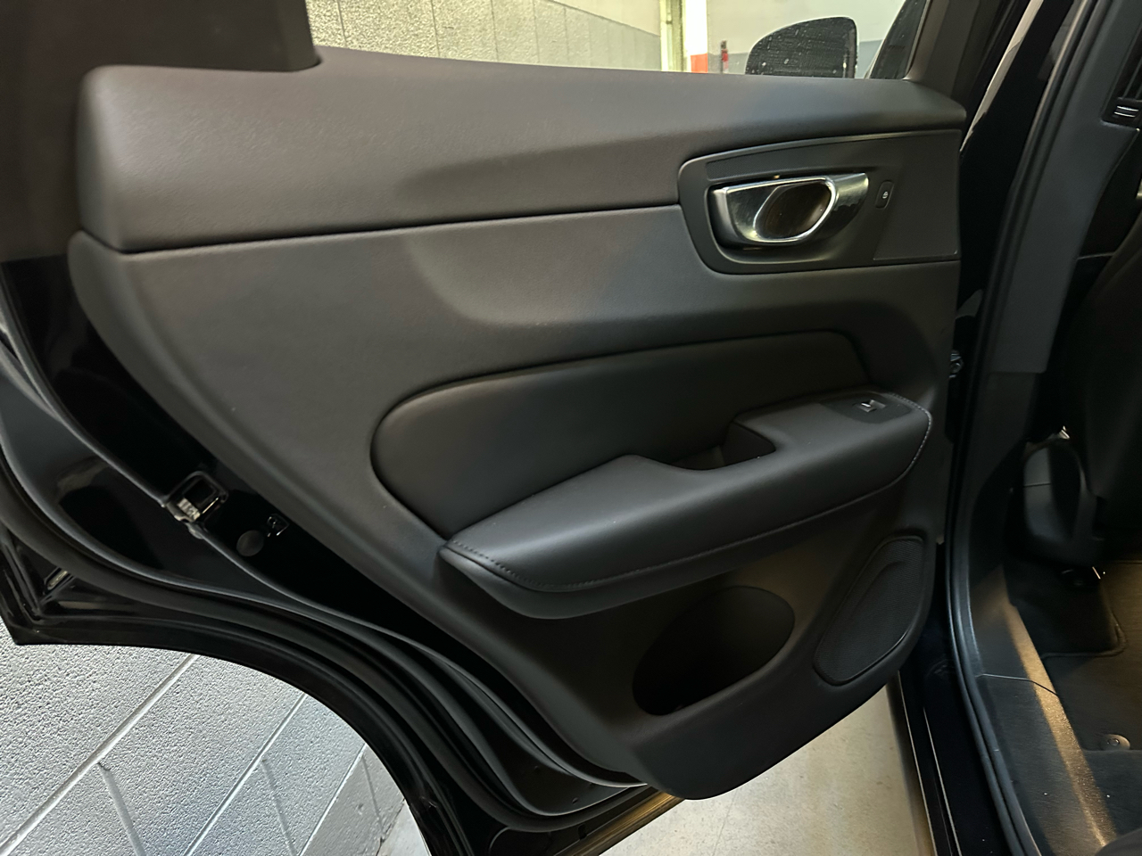 Volvo XC60 B5 AWD Plus Dark Theme 2025