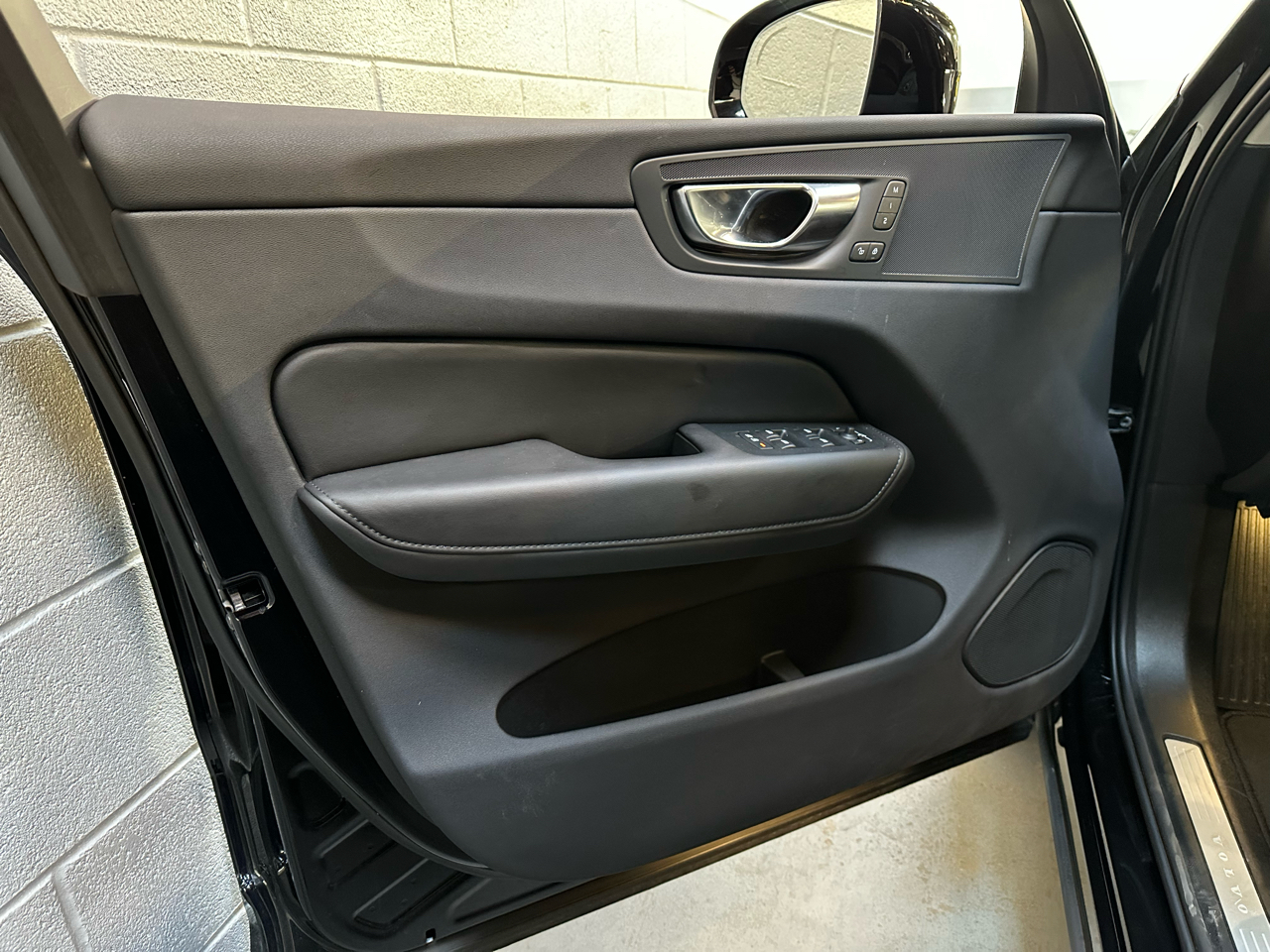 Volvo XC60 B5 AWD Plus Dark Theme 2025