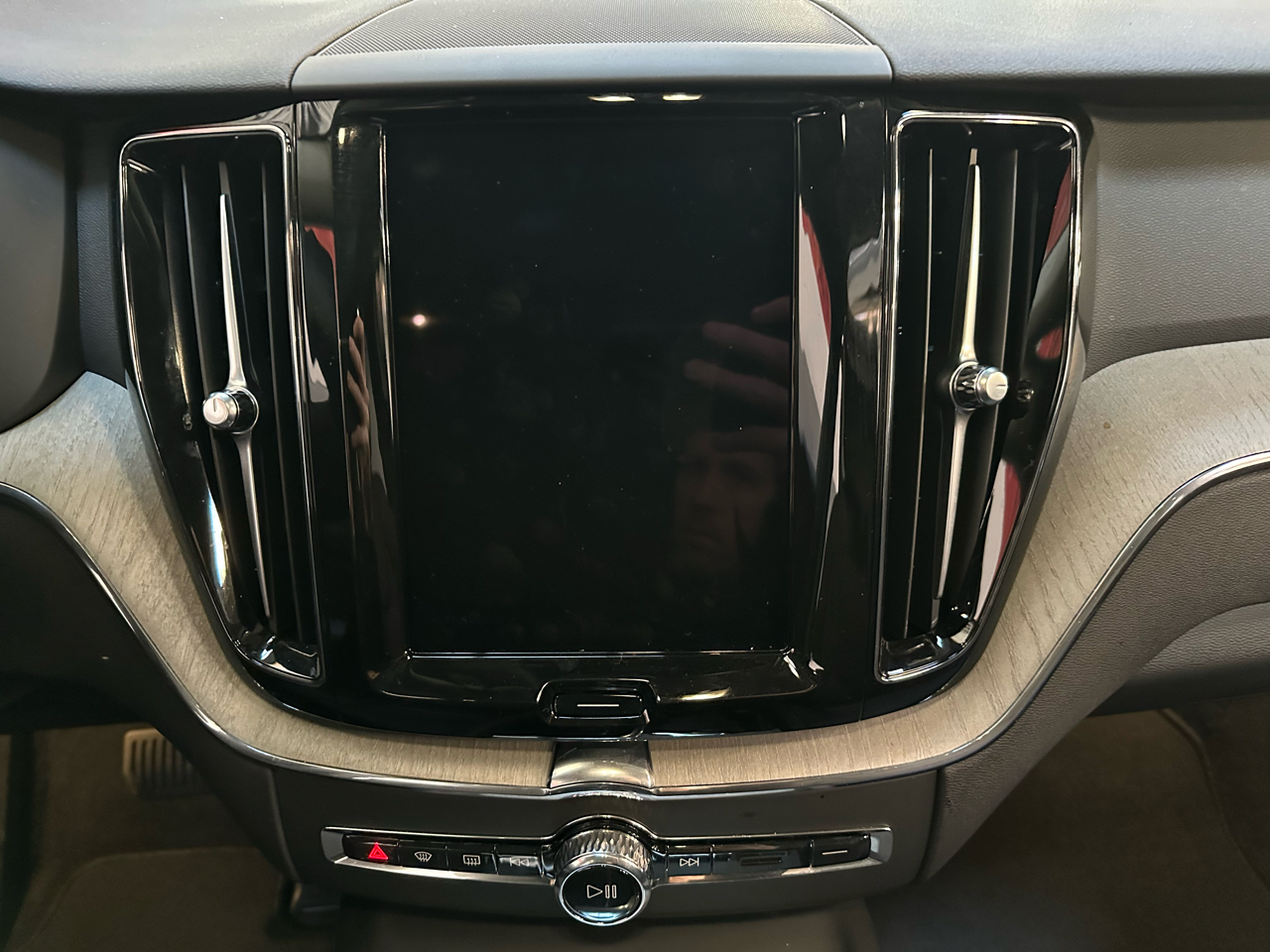 Volvo XC60 B5 AWD Plus Dark Theme 2025