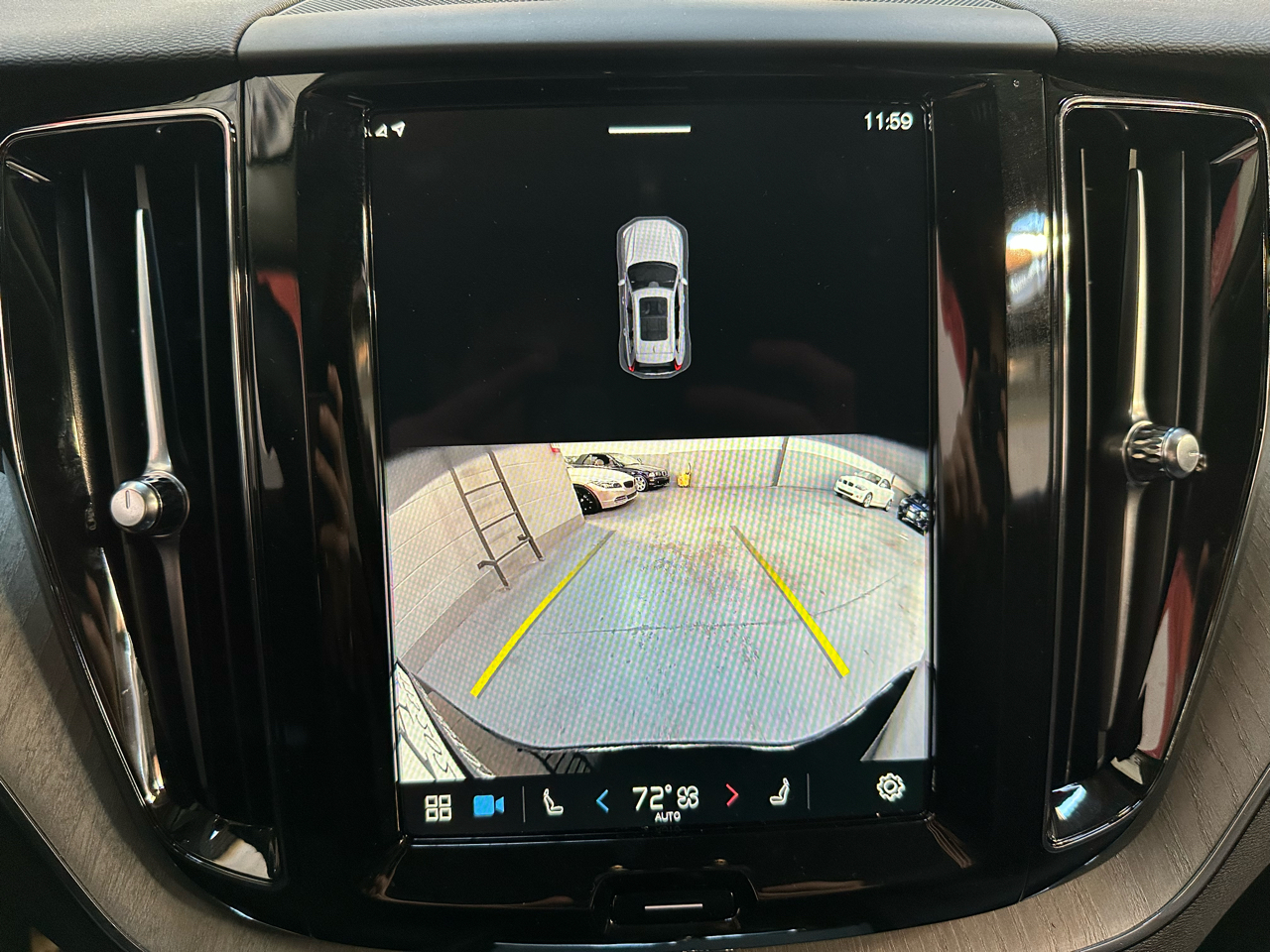 Volvo XC60 B5 AWD Plus Dark Theme 2025