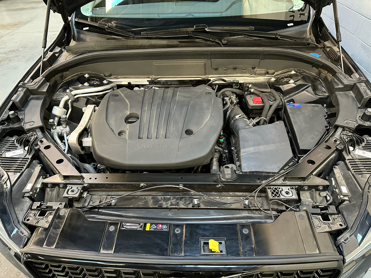 Volvo XC60 B5 AWD Plus Dark Theme 2025