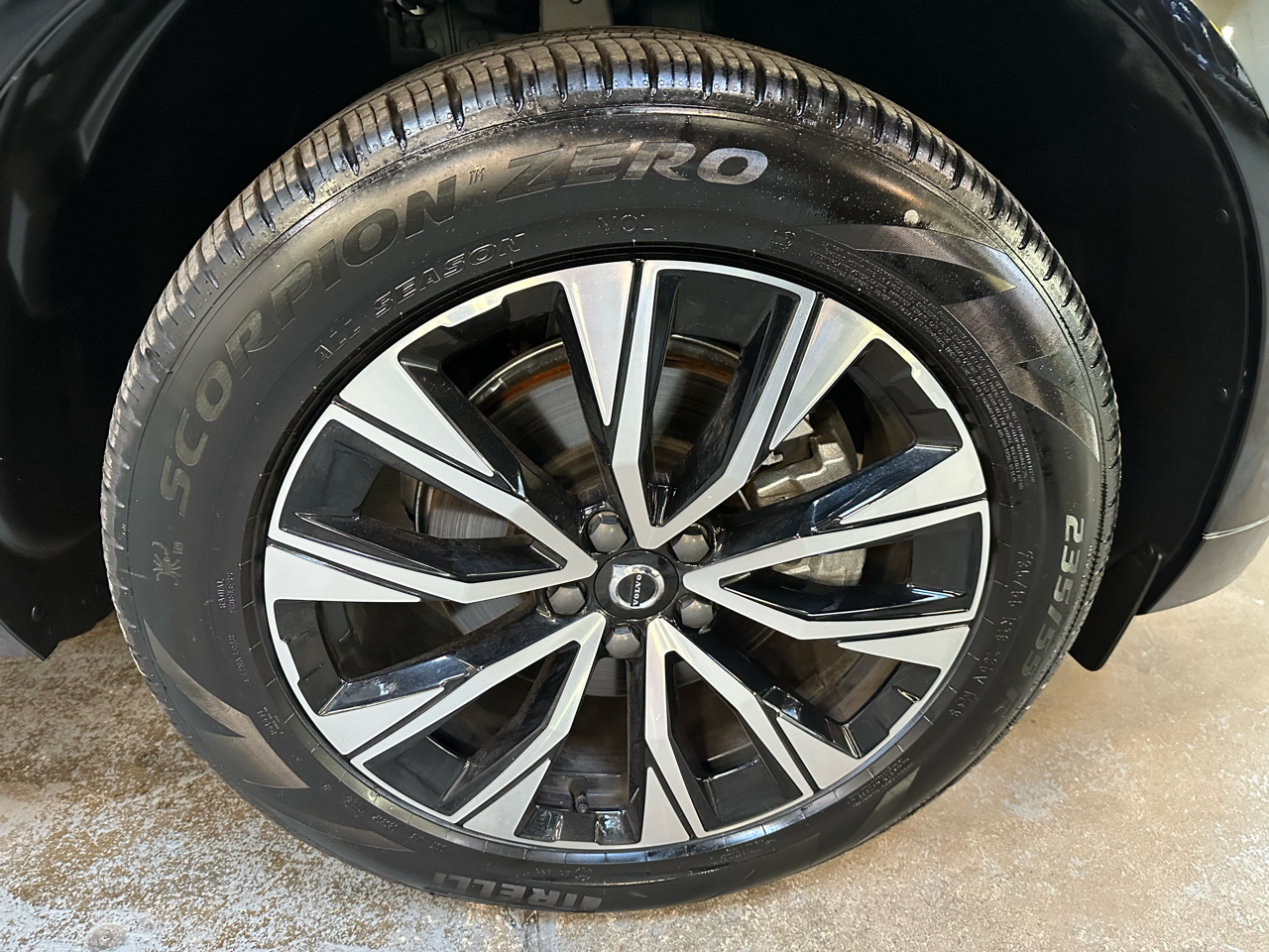 Volvo XC60 B5 AWD Plus Dark Theme 2025