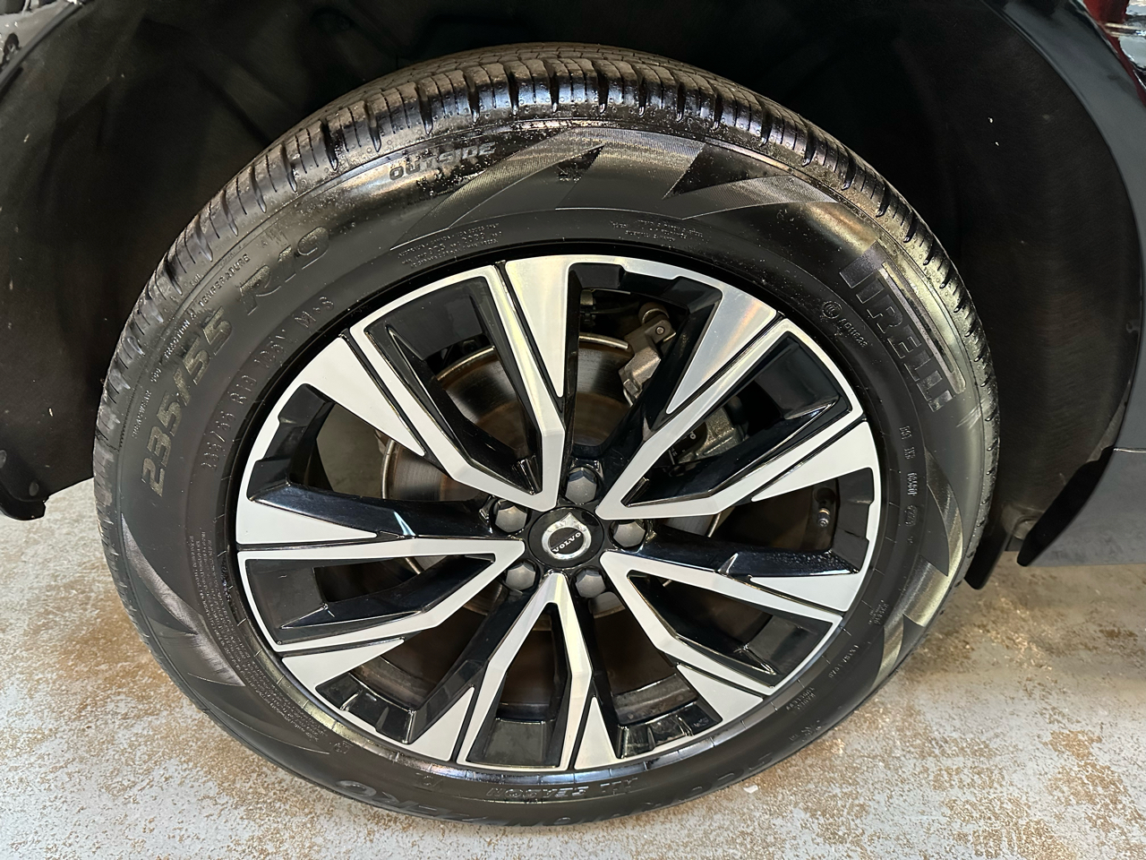 Volvo XC60 B5 AWD Plus Dark Theme 2025