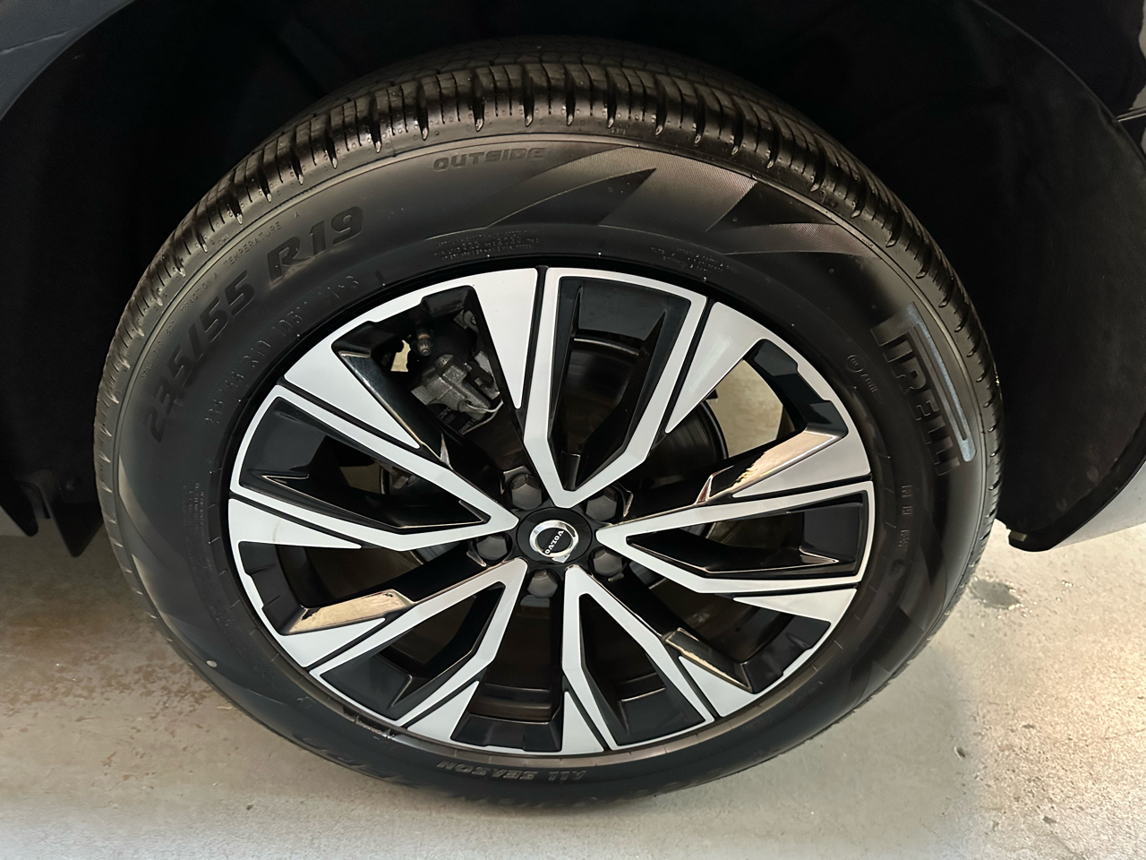 Volvo XC60 B5 AWD Plus Dark Theme 2025