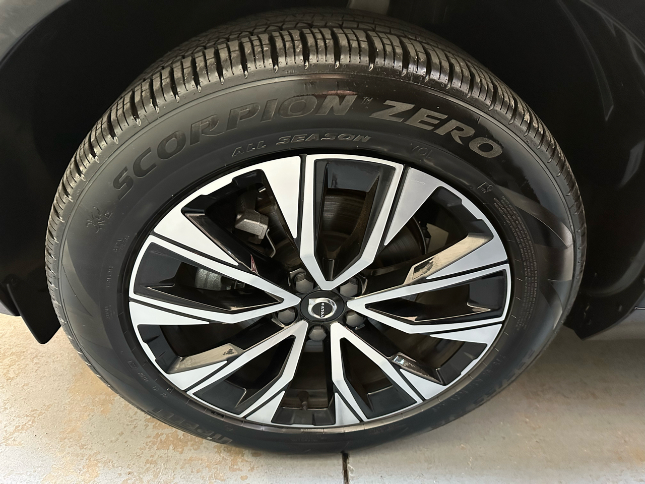 Volvo XC60 B5 AWD Plus Dark Theme 2025