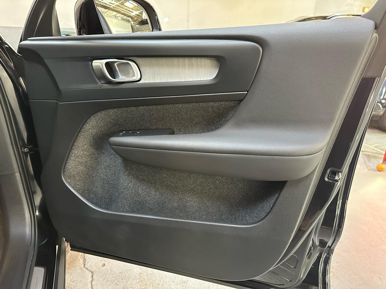 Volvo XC40 B5 AWD Core Bright Theme 2025