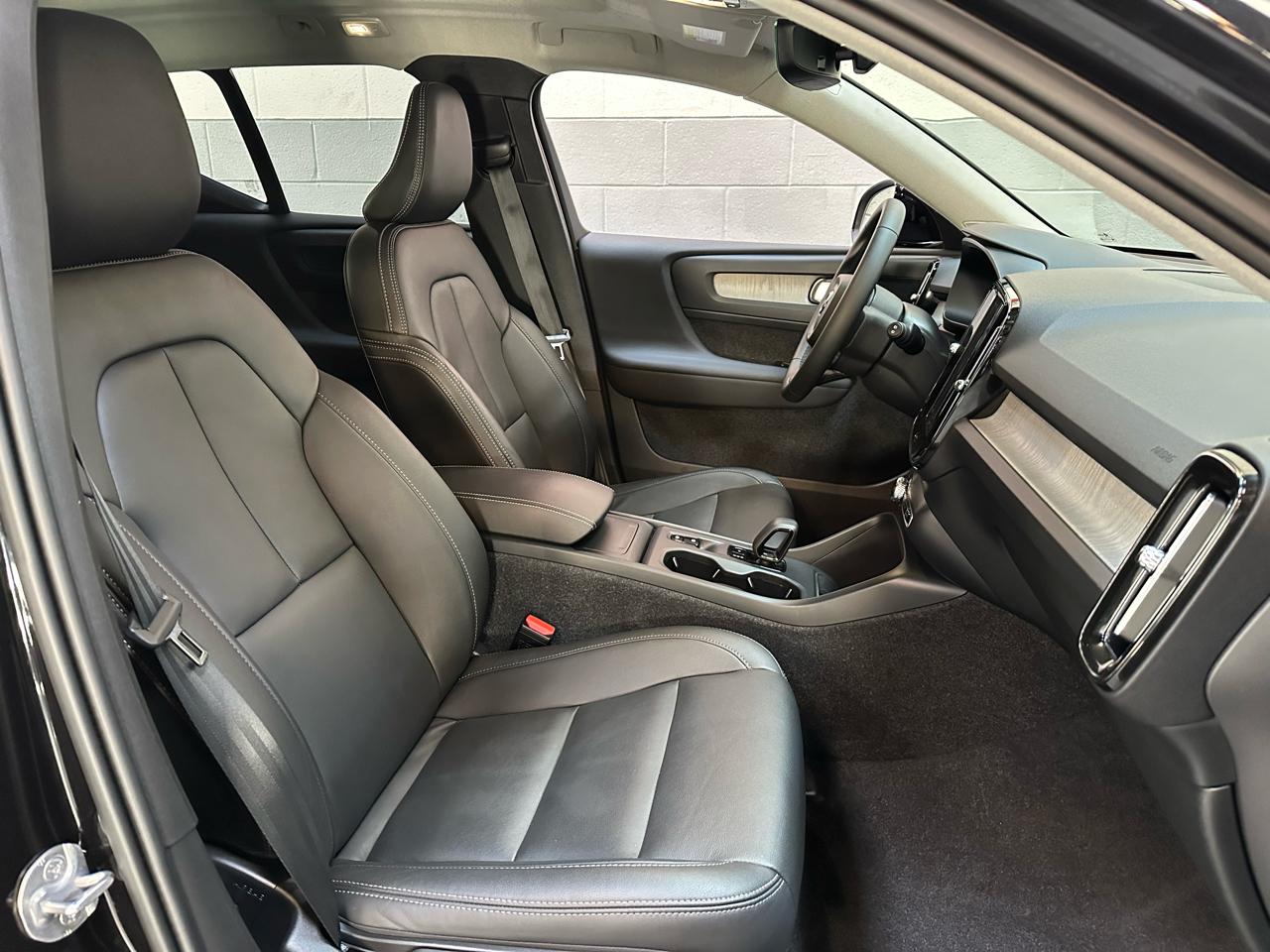 Volvo XC40 B5 AWD Core Bright Theme 2025