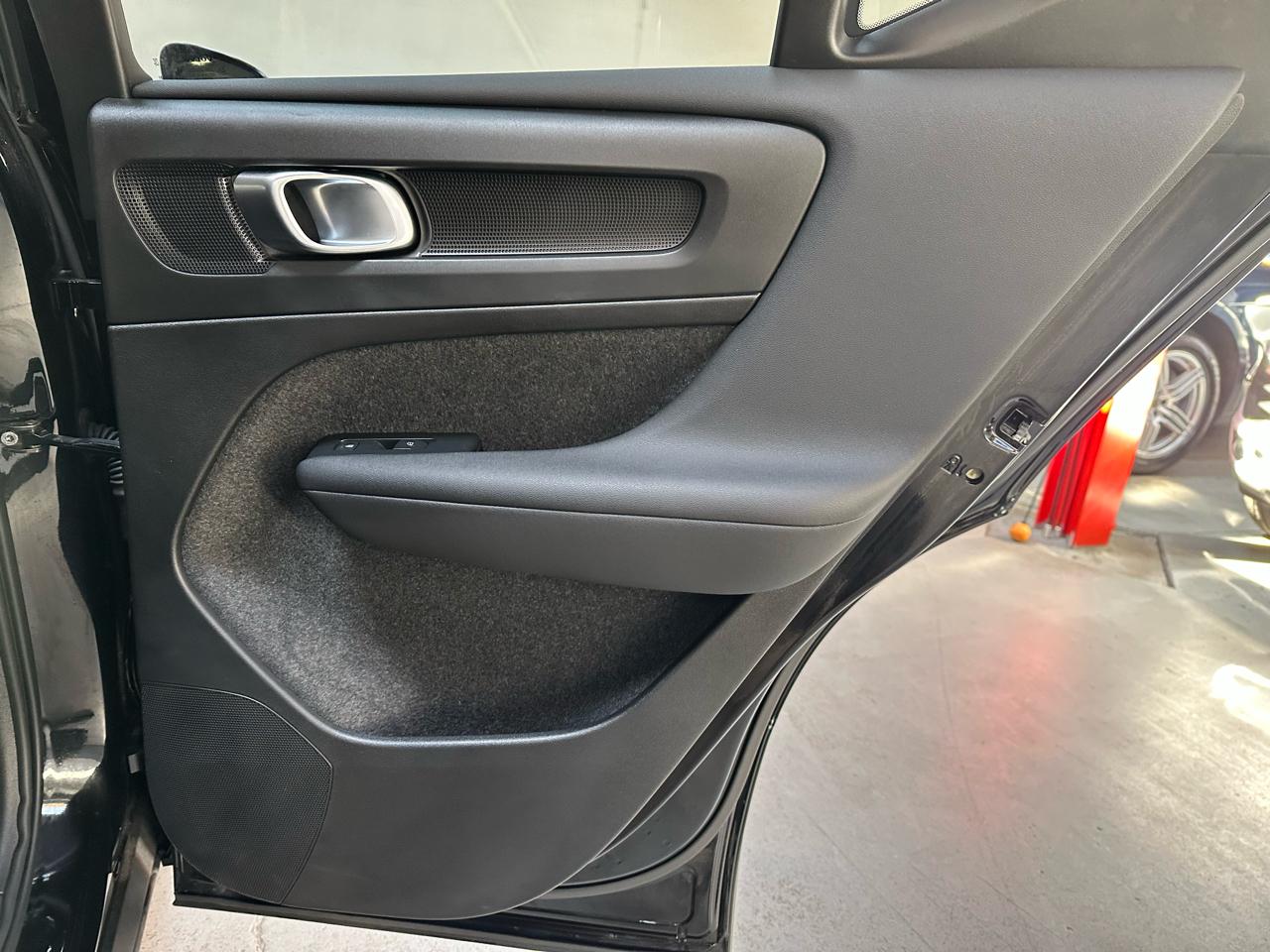 Volvo XC40 B5 AWD Core Bright Theme 2025