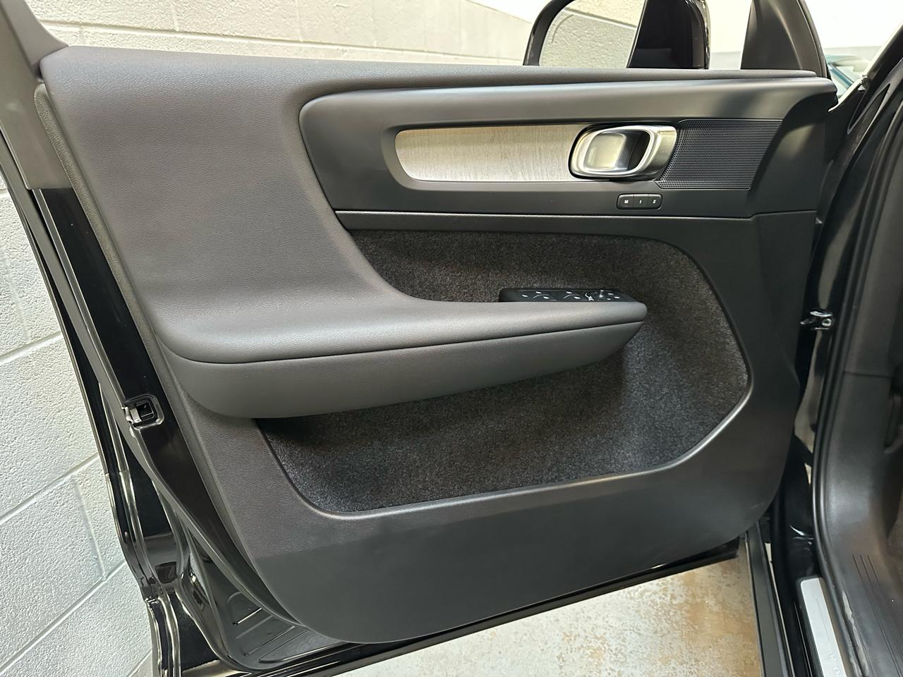 Volvo XC40 B5 AWD Core Bright Theme 2025