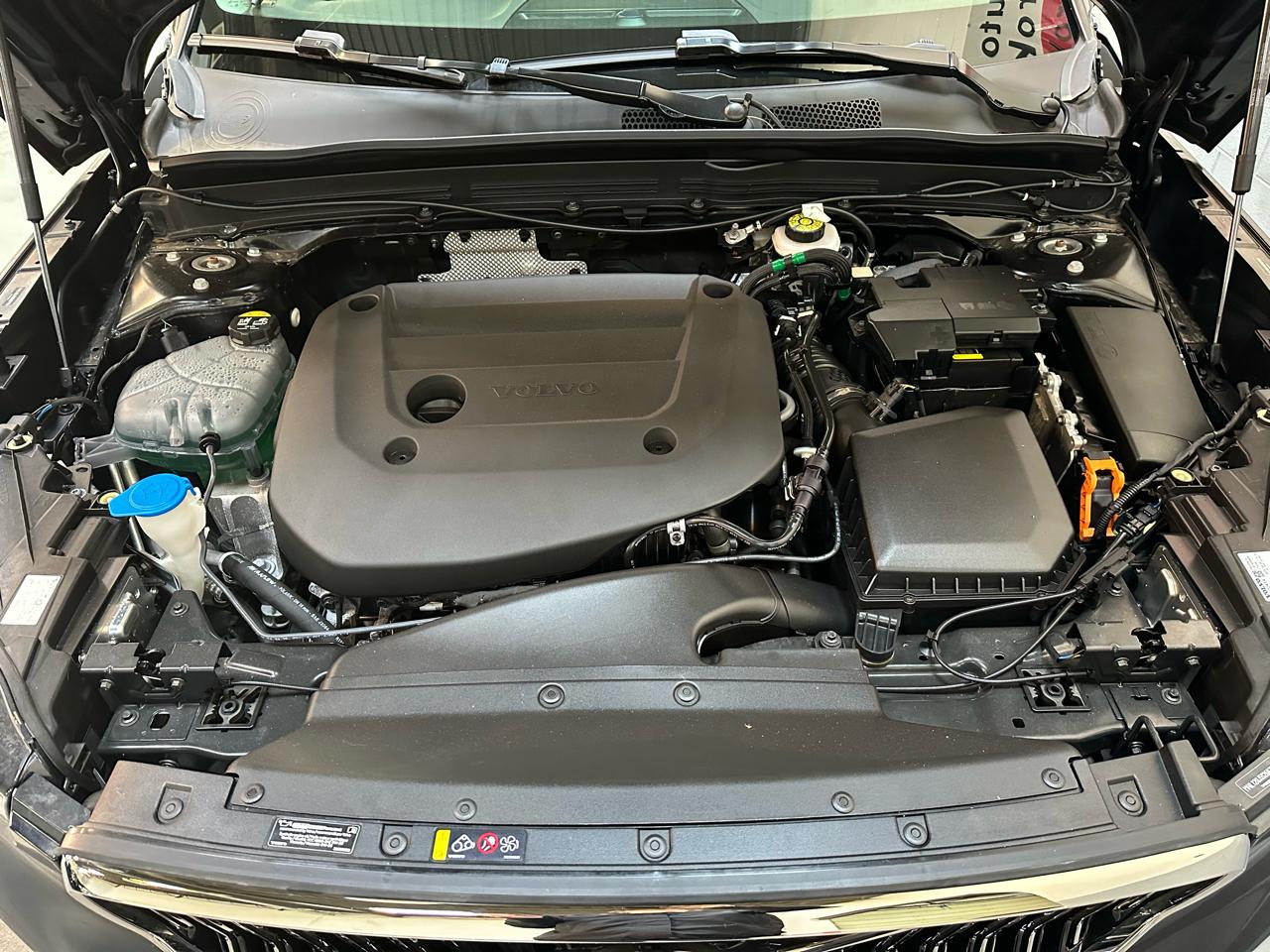 Volvo XC40 B5 AWD Core Bright Theme 2025