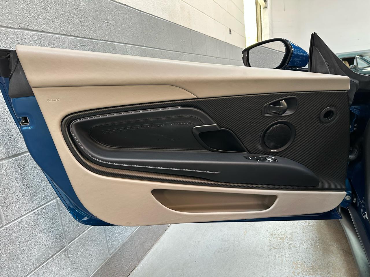 Aston Martin DB11 Volante 2022