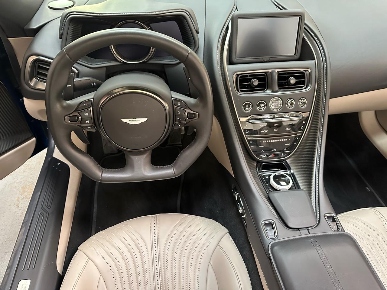 Aston Martin DB11 Volante 2022