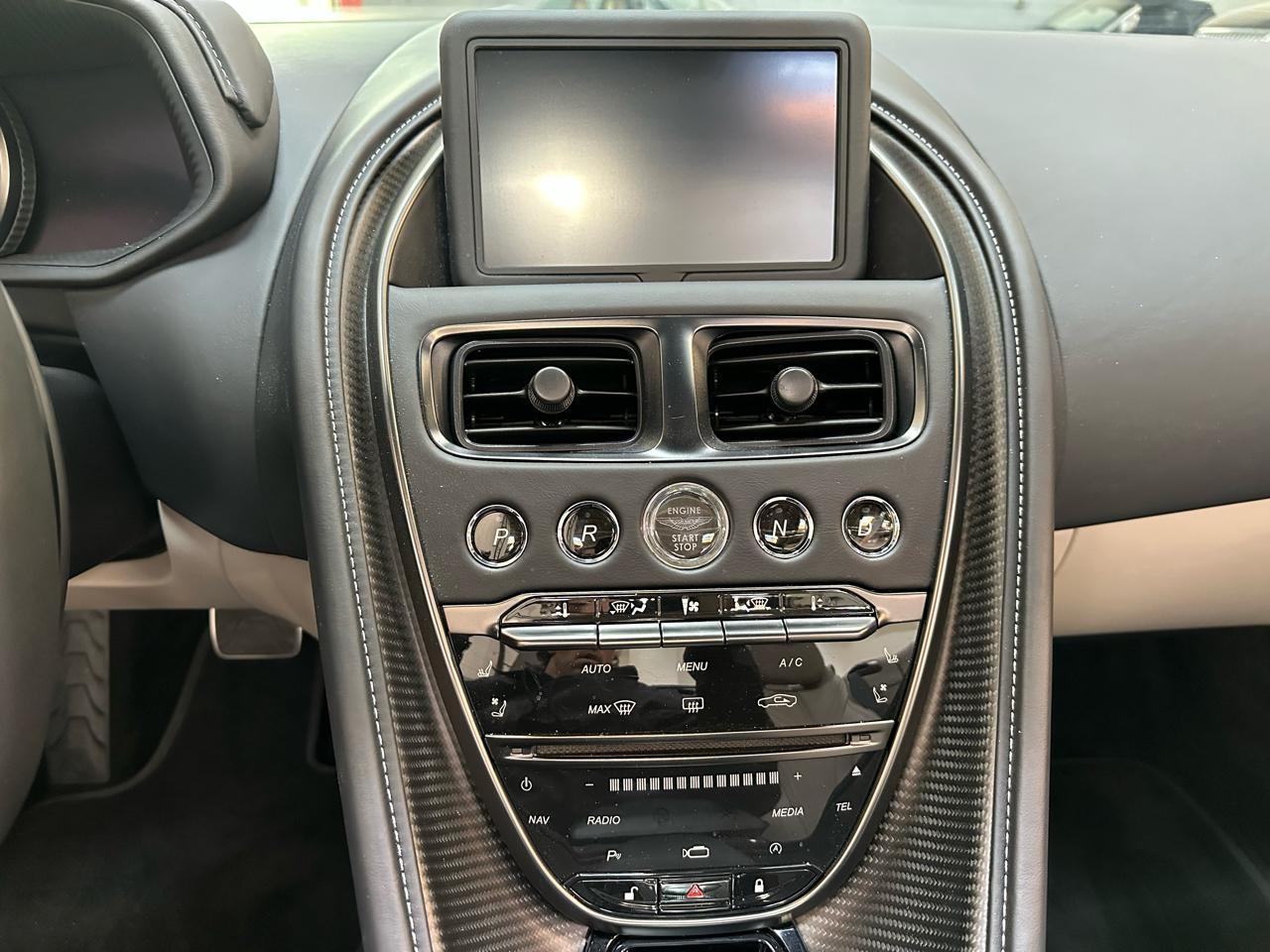 Aston Martin DB11 Volante 2022