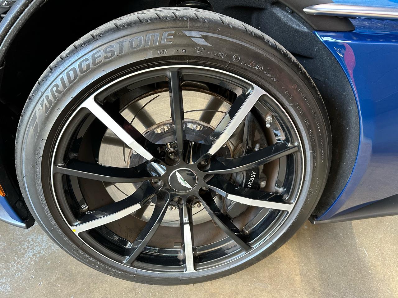 Aston Martin DB11 Volante 2022