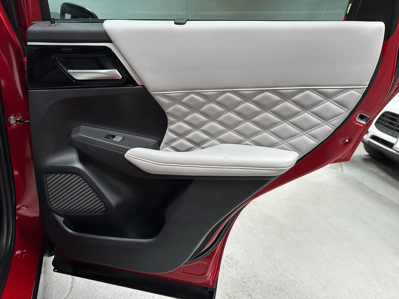 Mitsubishi Outlander PHEV 40th Anniversary S-AWC 2023