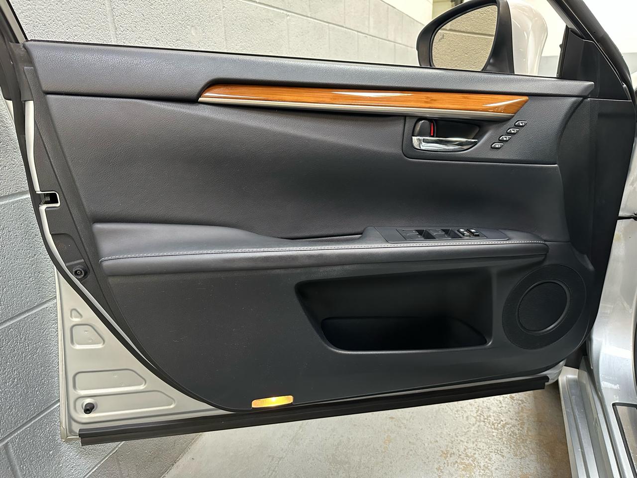 Lexus ES 300h 4dr Sdn Hybrid 2013