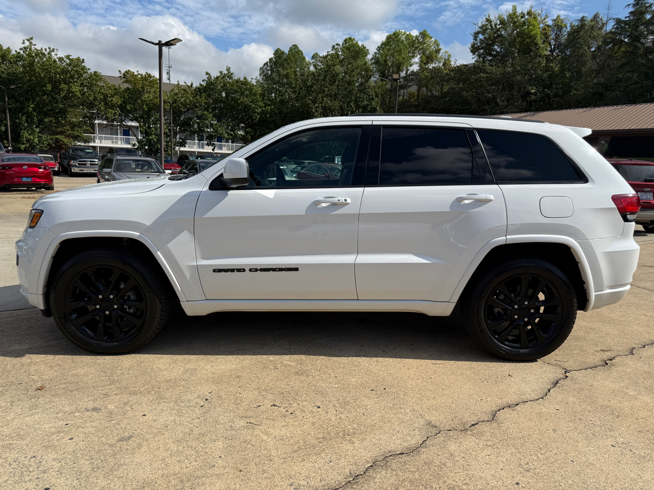 2020 Jeep Grand Cherokee Laredo photo 2