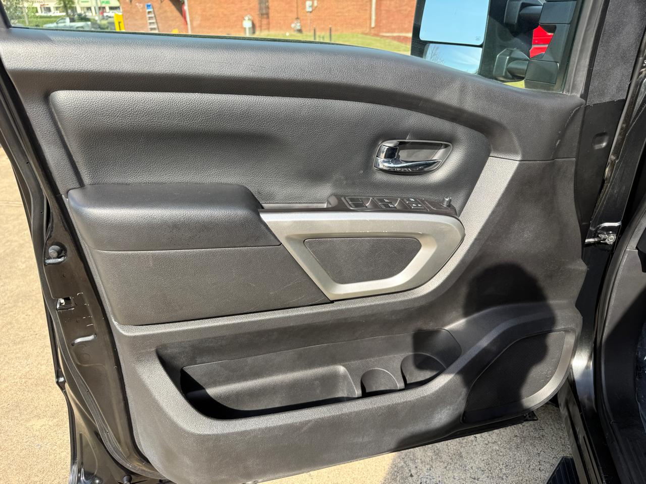 Nissan Titan SV Crew Cab 4WD 2019