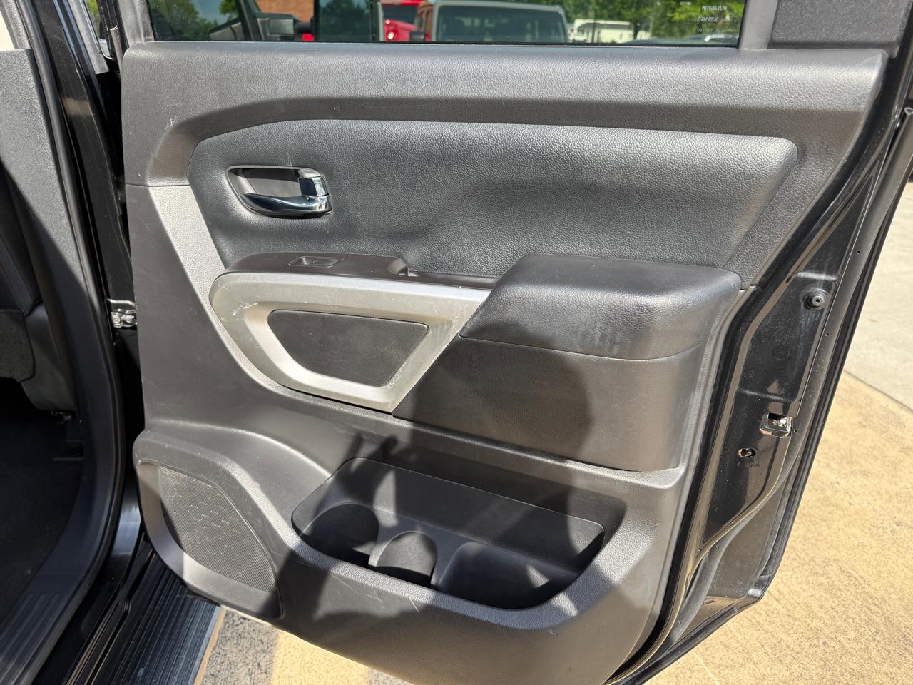 Nissan Titan SV Crew Cab 4WD 2019