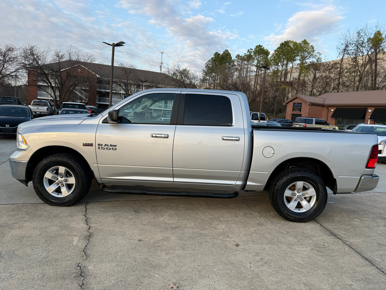 RAM 1500 SLT Crew Cab SWB 4WD 2017