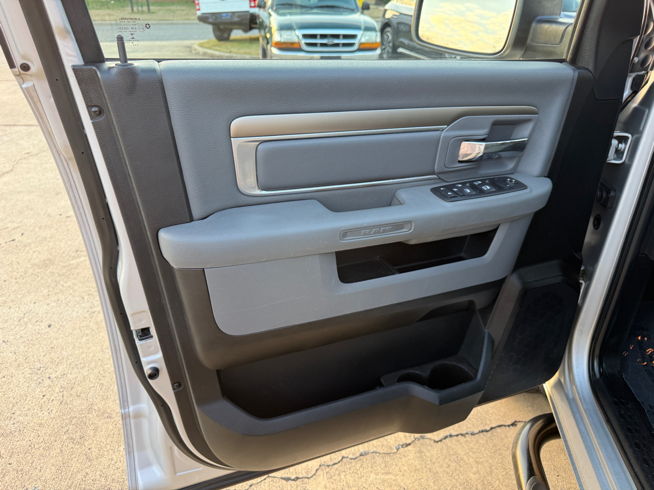 RAM 1500 SLT Crew Cab SWB 4WD 2017