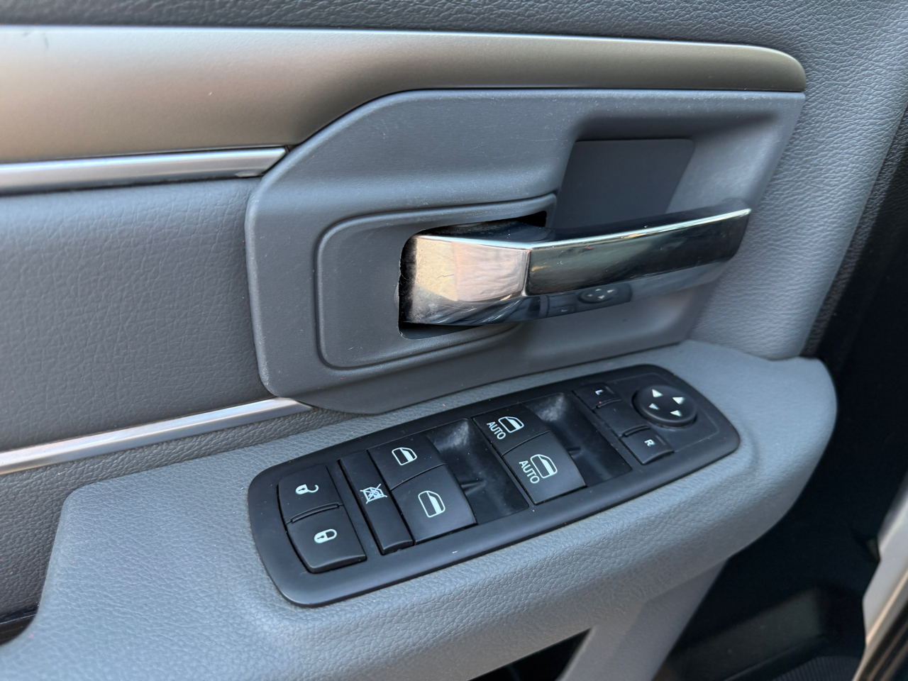 RAM 1500 SLT Crew Cab SWB 4WD 2017