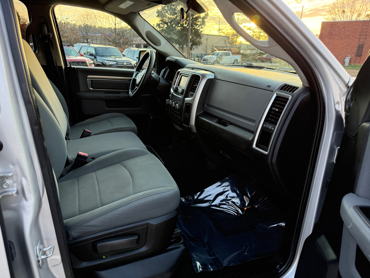 RAM 1500 SLT Crew Cab SWB 4WD 2017