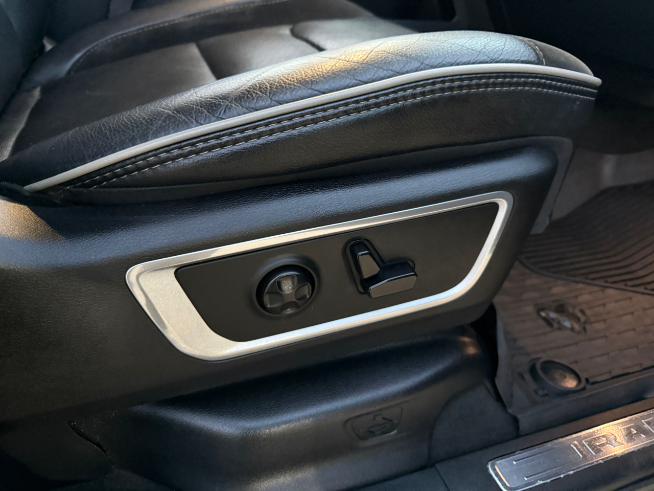 RAM 1500 Laramie Crew Cab SWB 4WD 2020