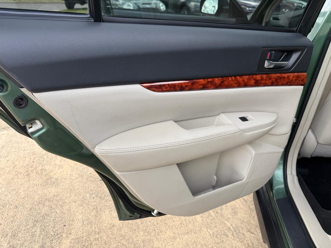 Subaru Outback 2.5i Limited 2011