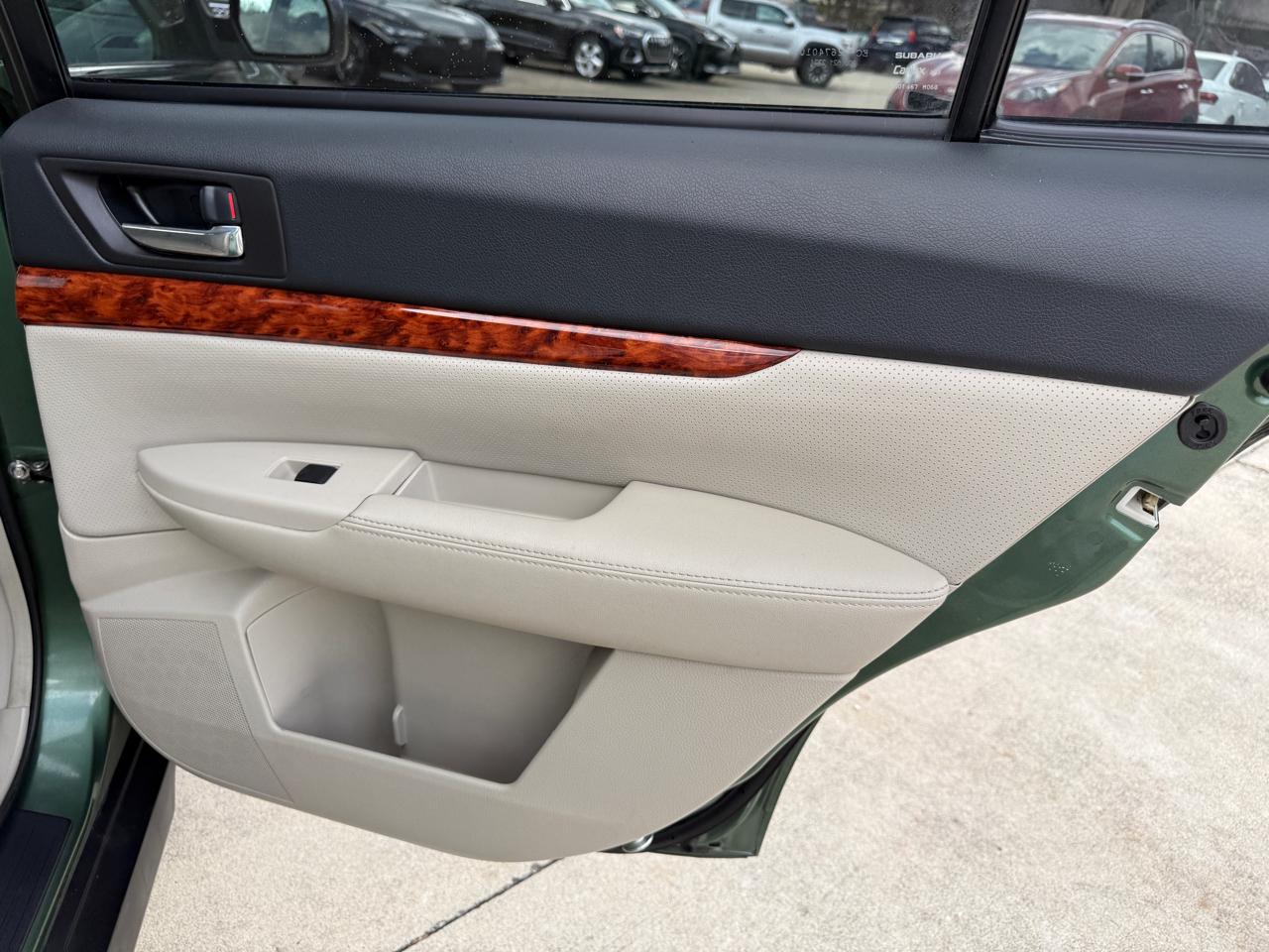 Subaru Outback 2.5i Limited 2011