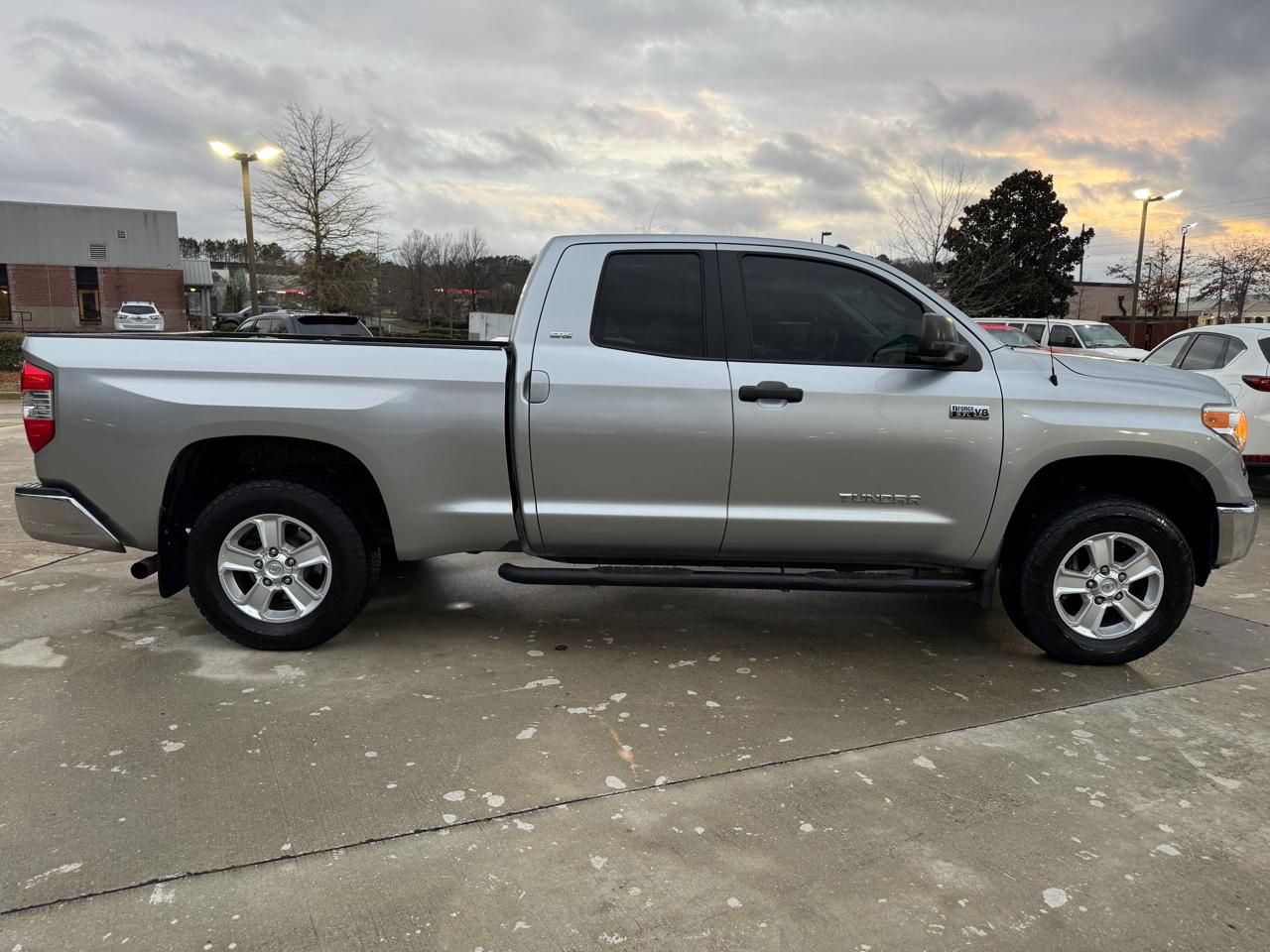 Toyota Tundra SR5 5.7L FFV V8 Double Cab 2WD 2017