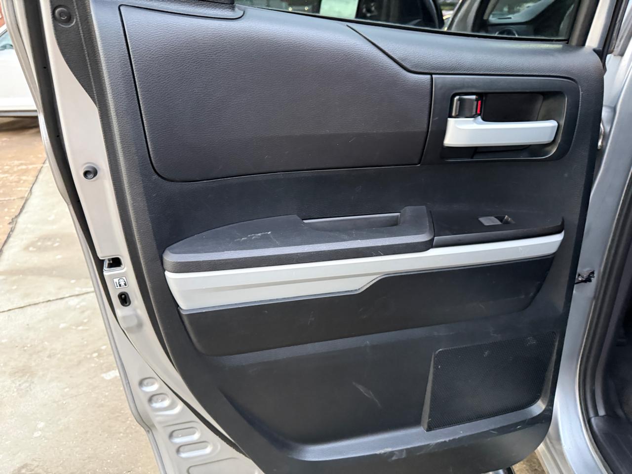 Toyota Tundra SR5 5.7L FFV V8 Double Cab 2WD 2017