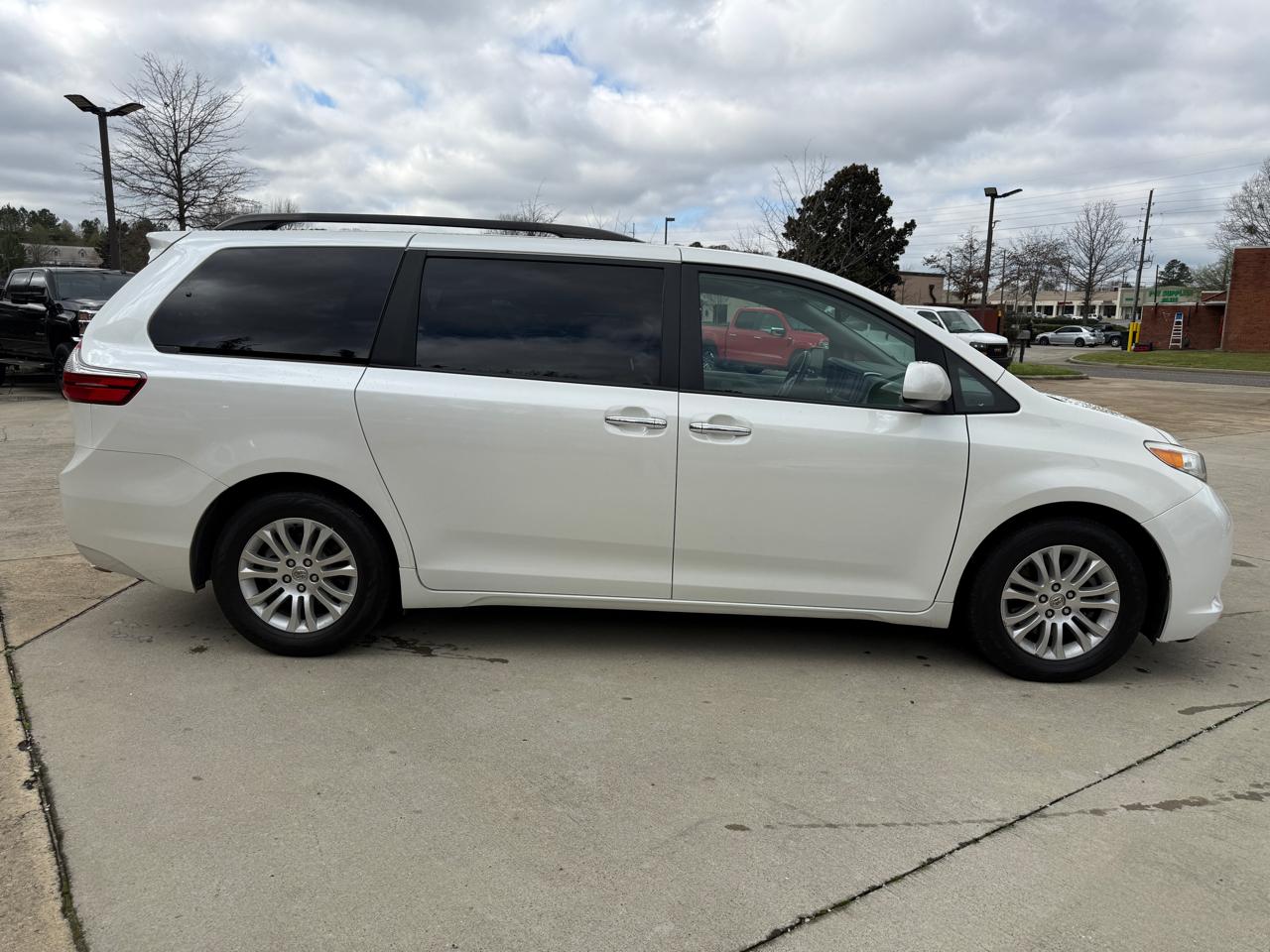 Toyota Sienna XLE FWD 8-Passenger V6 2016