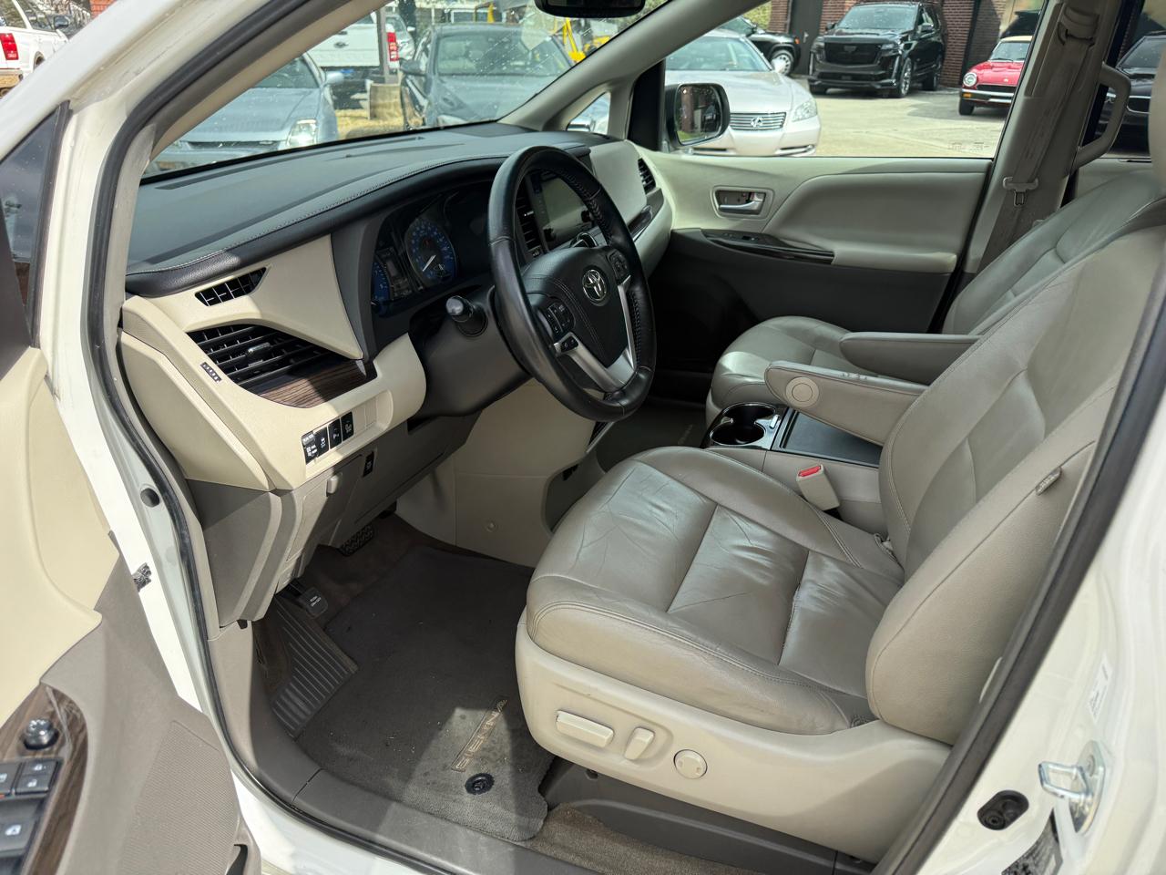 Toyota Sienna XLE FWD 8-Passenger V6 2016