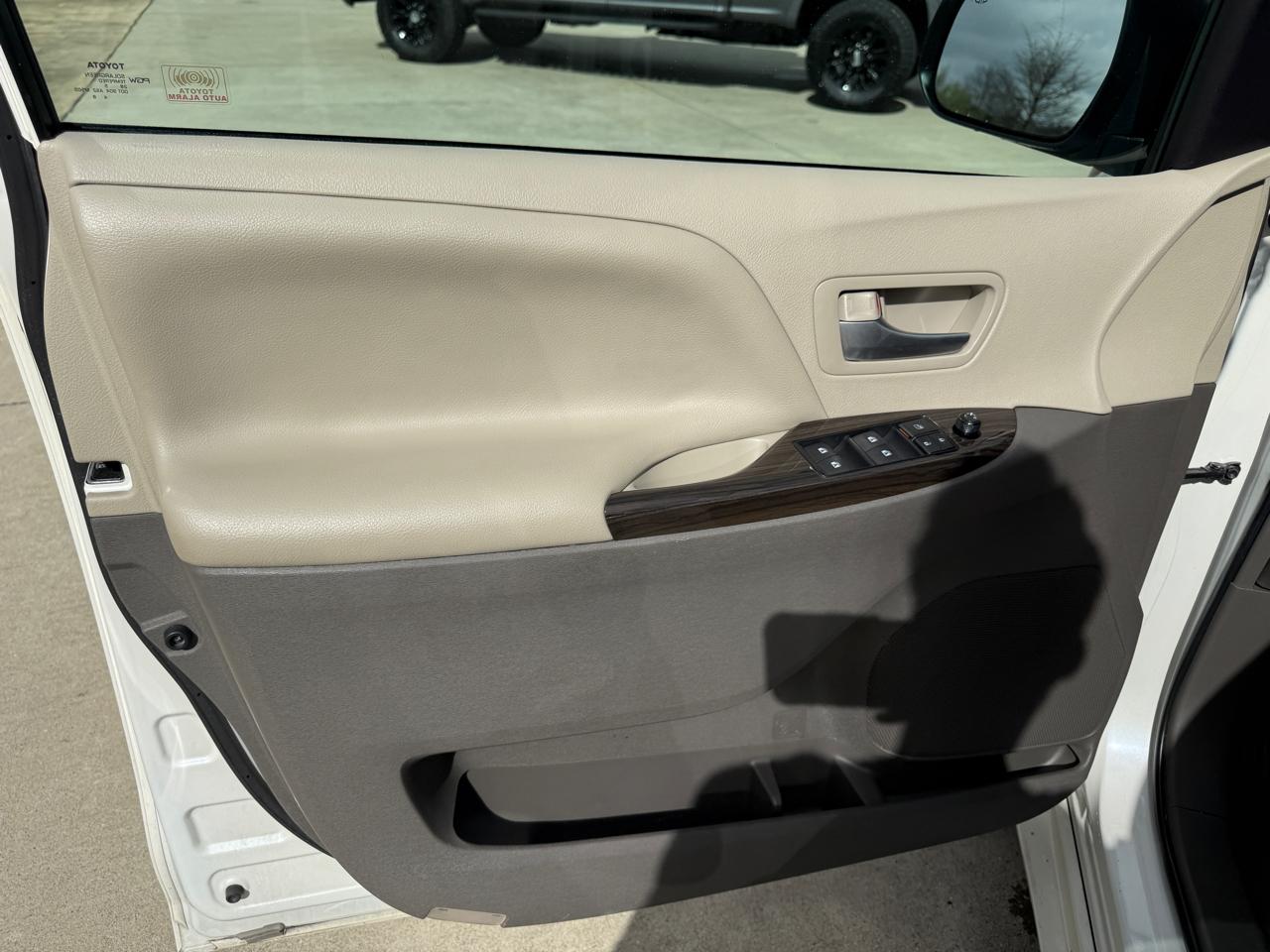 Toyota Sienna XLE FWD 8-Passenger V6 2016