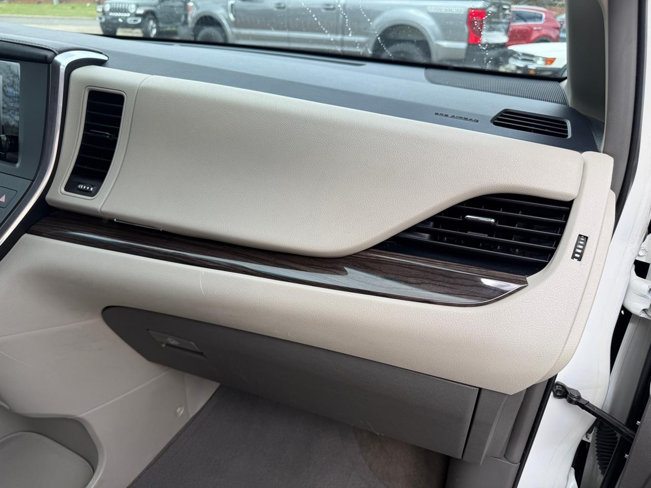 Toyota Sienna XLE FWD 8-Passenger V6 2016