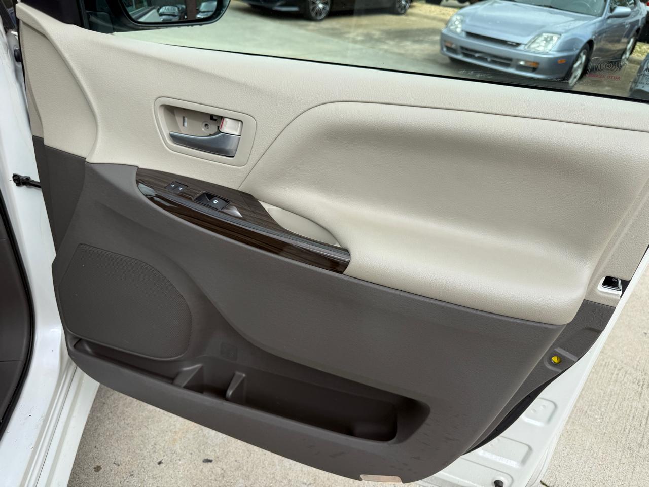 Toyota Sienna XLE FWD 8-Passenger V6 2016