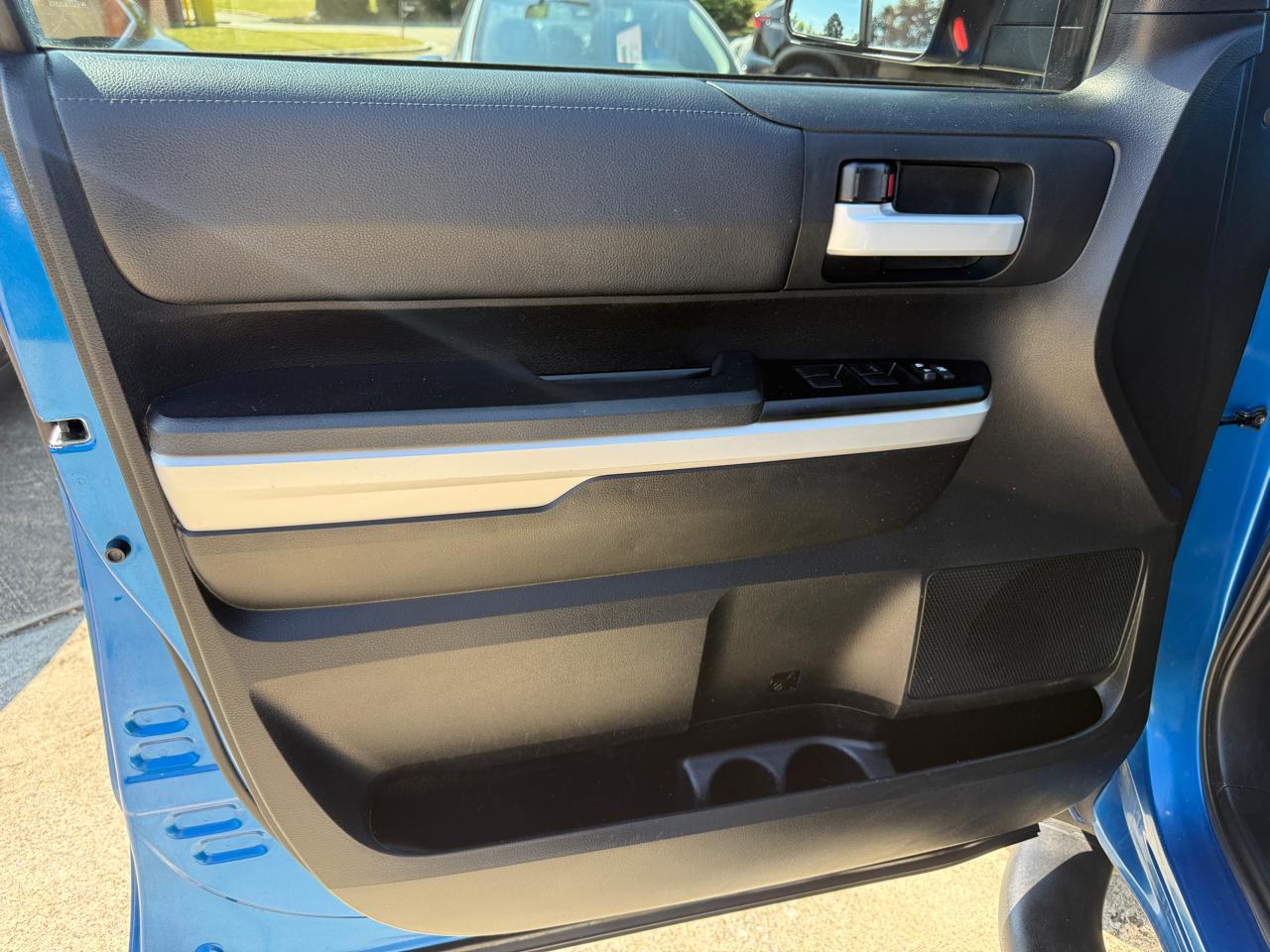 Toyota Tundra SR5 5.7L V8 FFV Double Cab 4WD 2017