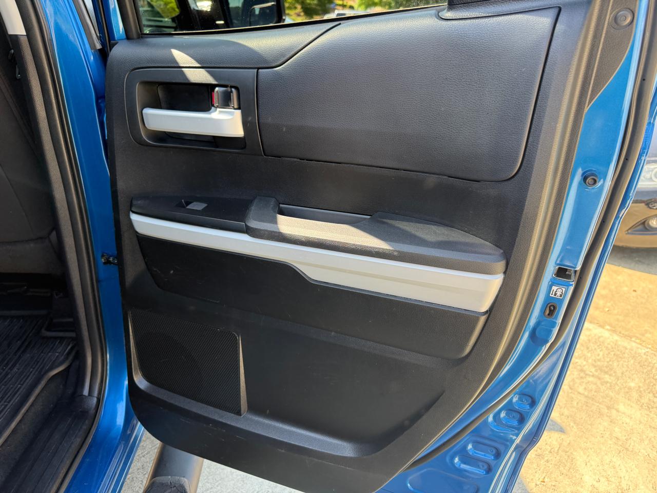 Toyota Tundra SR5 5.7L V8 FFV Double Cab 4WD 2017