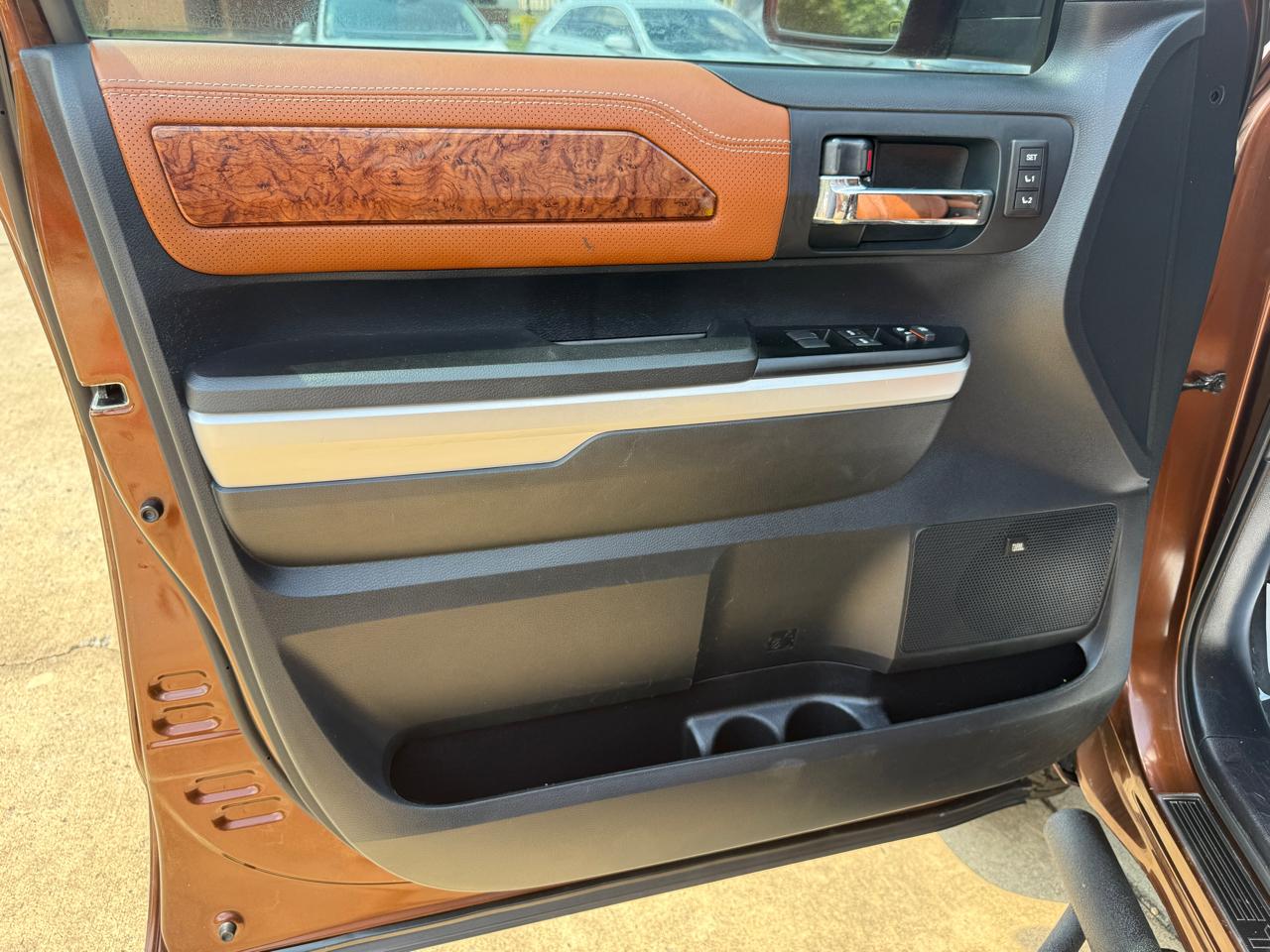 Toyota Tundra Platinum CrewMax 5.7L FFV 4WD 2015