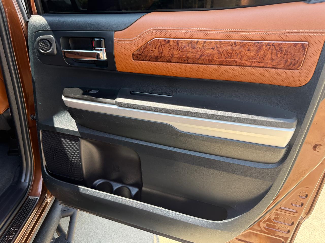 Toyota Tundra Platinum CrewMax 5.7L FFV 4WD 2015