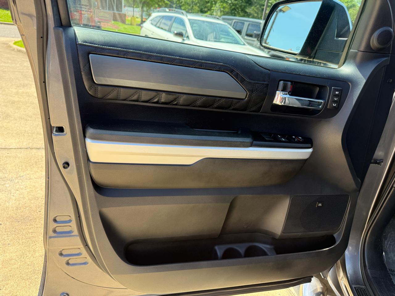 Toyota Tundra Platinum CrewMax 5.7L FFV 2WD 2016