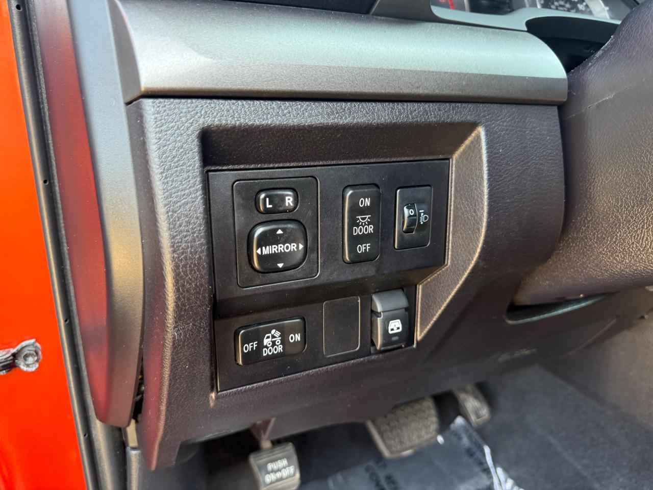 Toyota Tundra SR5 5.7L V8 FFV CrewMax 4WD 2016